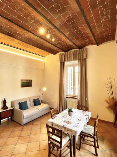 a living room with a table and a couch at Residence Internazionale in Pietrasanta