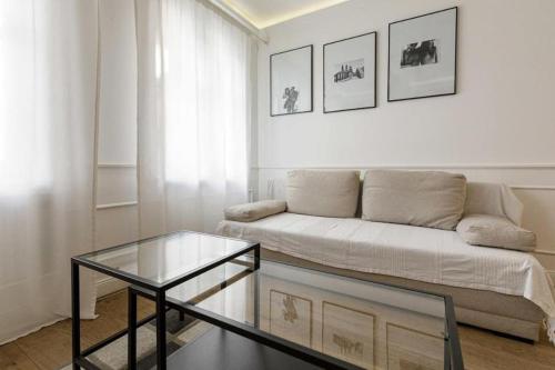 sala de estar con sofá y mesa de cristal en Golden Apartments &Uniwersytecka, en Wroclaw