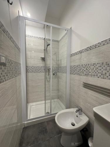 a bathroom with a shower and a toilet and a sink at B&B SERENITY2024 in Rome