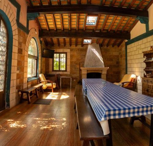 um quarto com uma cama e uma lareira numa casa em Casitas Del Huerto em La Alberca