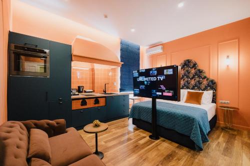 TV a/nebo společenská místnost v ubytování Mantzarou Suites by Corfu Collection