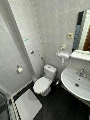 a bathroom with a toilet and a sink at Stadtoase im Herzen Berlins in Berlin