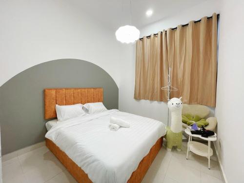 una camera da letto con un letto e un tavolo con un animale di peluche di Bandar putra Ktv Snooker BBQ/IOI Mall/JPO/Aeon/Senai Airport/Kulai a Kulai