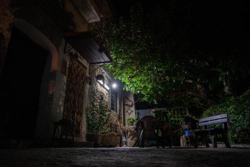 un edificio con una luz a un lado por la noche en CASA VACANZE FONDACO DI SCILLATO en Scillato