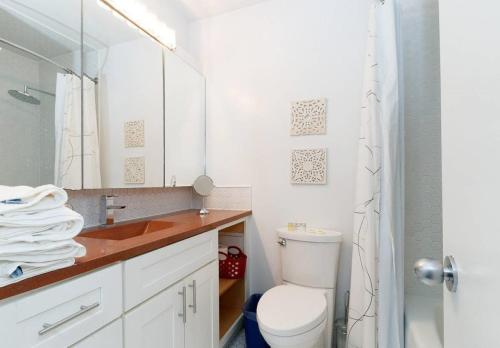 ein weißes Bad mit einem WC und einem Waschbecken in der Unterkunft Lovely Studio Apartment in NYC in New York