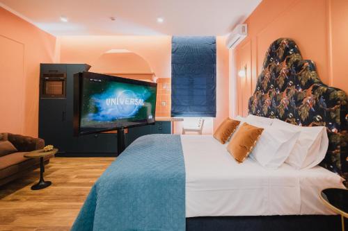 TV a/nebo společenská místnost v ubytování Mantzarou Suites by Corfu Collection