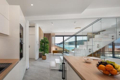 Kjøkken eller kjøkkenkrok på NEW! Villa Brilliance heated pool 50 m2, sea view