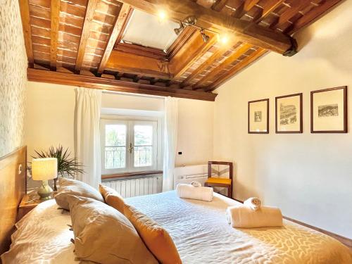 1 dormitorio con 1 cama grande y techo de madera en Residence Internazionale, en Pietrasanta