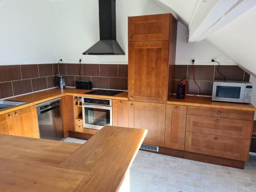 una cucina con mobili in legno e un tavolo in legno di Maison divisées en 2 Appartments à 20 min to Disneyland Paris a Thorigny-sur-Marne
