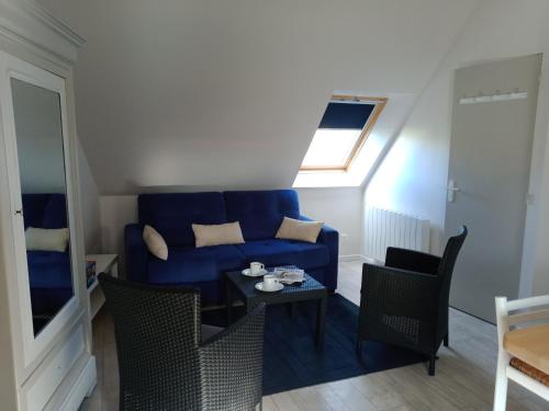 un salon avec un canapé bleu et une table dans l'établissement BINIC Studio indépendant, à Binic