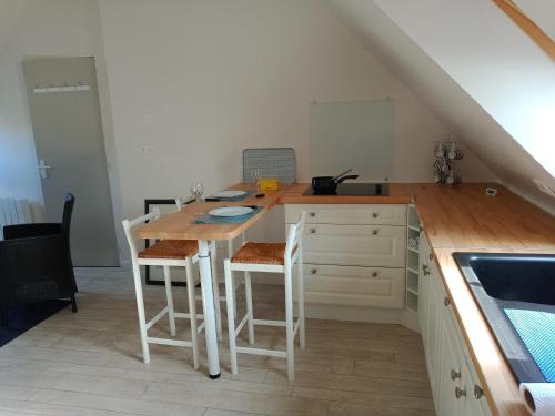 une cuisine avec une table et des chaises dans une pièce dans l'établissement BINIC Studio indépendant, à Binic