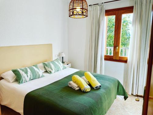ein Schlafzimmer mit einem Bett mit zwei Kissen darauf in der Unterkunft Villa Darder , Sa garriga in Ariany