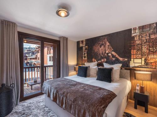une chambre avec un grand lit avec un tableau au mur dans l'établissement Chalet Luxueux avec Jacuzzi Intérieur à 400m des Pistes - FR-1-563-141, à Courchevel