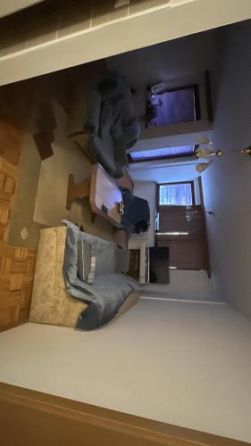 een kamer met een bank en een bed in een kamer bij Apartman Dado in Doboj