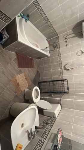 een badkamer met een wastafel en een toilet bij Apartman Dado in Doboj