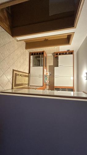 een keuken met een blauwe bar en een koelkast bij Apartman Dado in Doboj