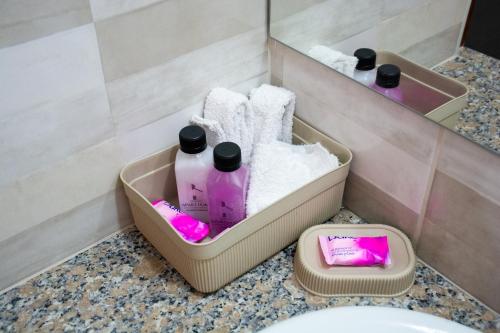 a bathroom with a vanity with towels and toiletries at Centro Apart Home in Jesús María