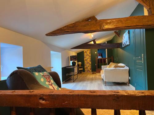 un salon avec un canapé et une chaise dans l'établissement Gîte du Paradis Perdu, à Saint-Hilaire-de-Talmont