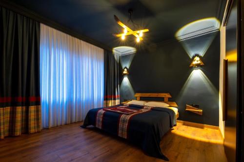 a bedroom with a bed and a ceiling fan at CHALET VERDE in Kirazlı