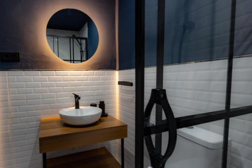 a bathroom with a sink and a mirror at CHALET VERDE in Kirazlı
