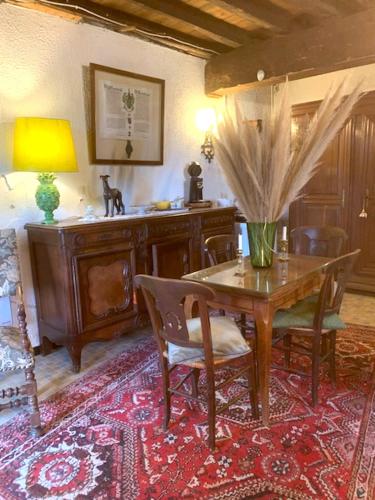 une salle à manger avec une table et des chaises en bois dans l'établissement Appartement charmant à Sainte-Croix-du-Mont avec jardin, à Sainte-Croix-du-Mont