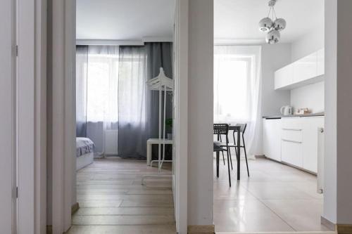 een keuken en een woonkamer met een tafel en stoelen bij Golden Apartments&Widok in Wrocław