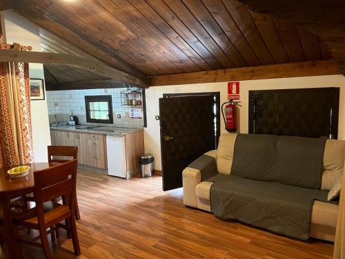 sala de estar con sofá y cocina en Casa rural en Redes para 4 en Ríoseco