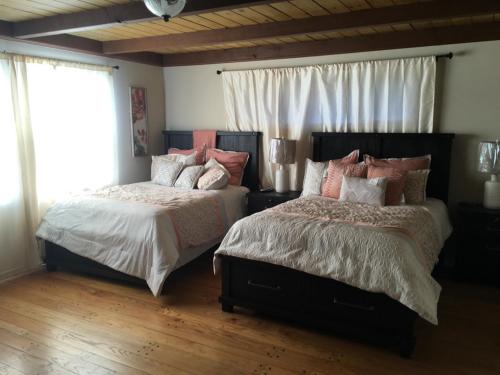 um quarto com duas camas com almofadas em Canyon crest em Altadena