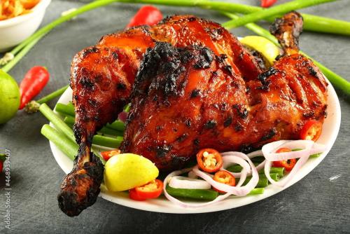 MB Paradise في نافي مومباي: طبق عليه دجاج وخضار على طاولة