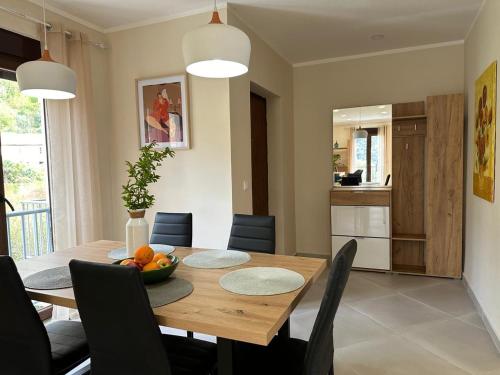 Kuchyň nebo kuchyňský kout v ubytování Villa Risan Apartments