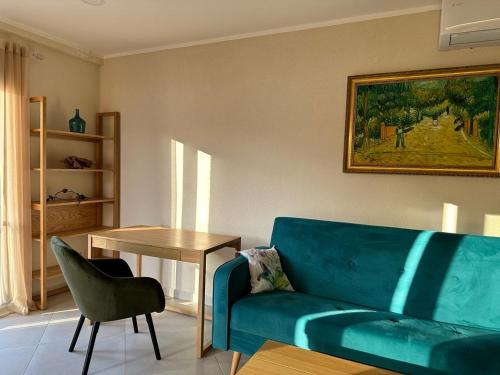 sala de estar con sofá azul y mesa en Villa Risan Apartments, en Risan