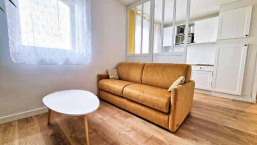 un salon avec un canapé et une table dans l'établissement Appartement complet - 1 chambre - Saint-Martin, à Brest