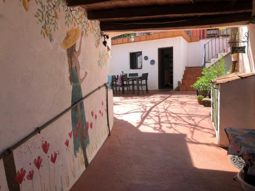un vicolo con un muro con un dipinto sopra di House Of The Three Marias a Pedrógão Grande
