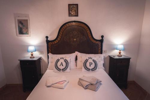 1 dormitorio con 1 cama con 2 mesitas de noche y 2 lámparas en Nature & Relax in Tuscany - Pagiano 2, en Roccastrada