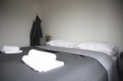 Una cama o camas en una habitación de Setrið Guesthouse