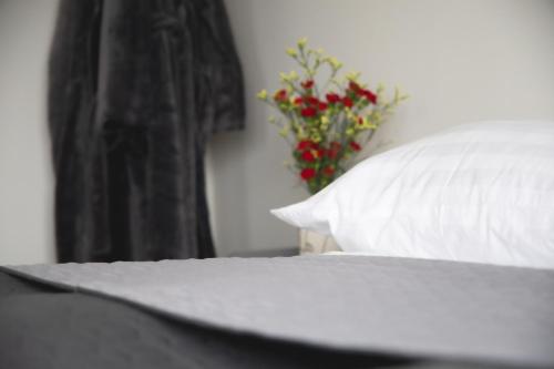 Una cama o camas en una habitación de Setrið Guesthouse