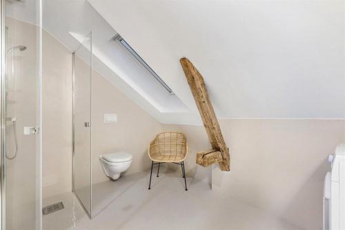uma casa de banho com um WC e uma cabina de duche em vidro. em Sentral leilighet med 4 soverom em Tønsberg