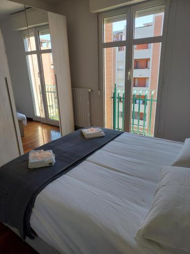 - une chambre avec un grand lit et 2 serviettes dans l'établissement HOUSE FIERA, à Bologne