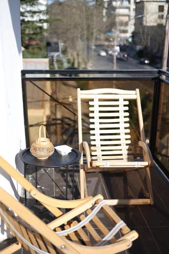 2 Stühle und ein Tisch auf dem Balkon in der Unterkunft Lucky Apartment in Kutaissi