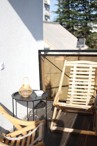 ein Paar Stühle und ein Tisch auf dem Balkon in der Unterkunft Lucky Apartment in Kutaissi