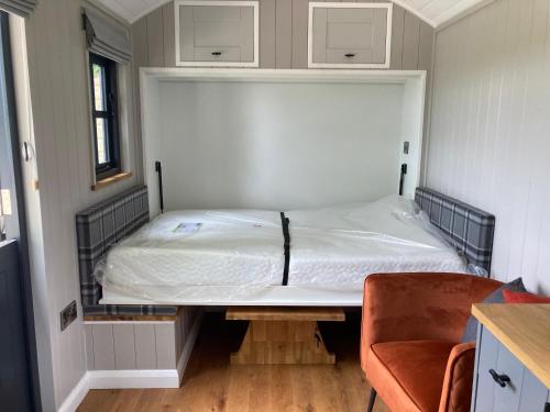 een slaapkamer met een bed in de hoek van een kamer bij Owls Retreat, Meadowview House in Stoke on Trent