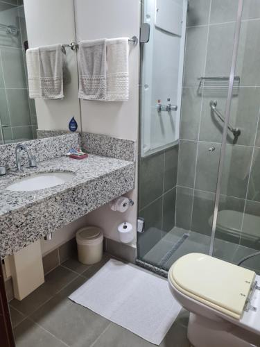 y baño con ducha, lavabo y aseo. en Suíte Luxo Via Premiere, en Río de Janeiro