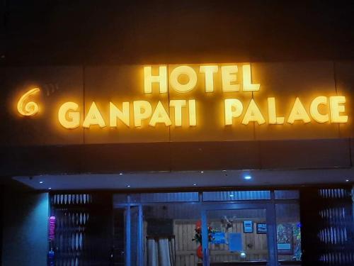 un letrero del palacio hotelenna en la parte superior de un edificio en Hotel Ganpati Palace Champawat, en Champawat