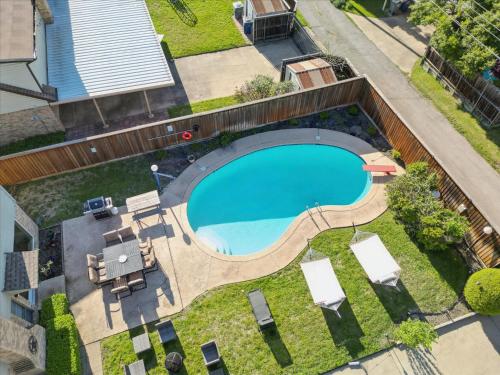 an overhead view of a swimming pool in a yard at Spectacular 6BR 2,5BA Holiday Home with Pool in Dallas