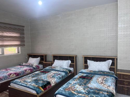 um quarto com duas camas num quarto em Ibbin hospitality house 2 em Ajlun