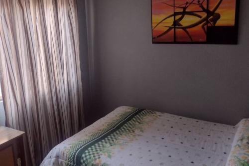 - une chambre avec un lit et une peinture murale dans l'établissement casa con vigilancia las 24hrs, à Santa Cruz Tecamac
