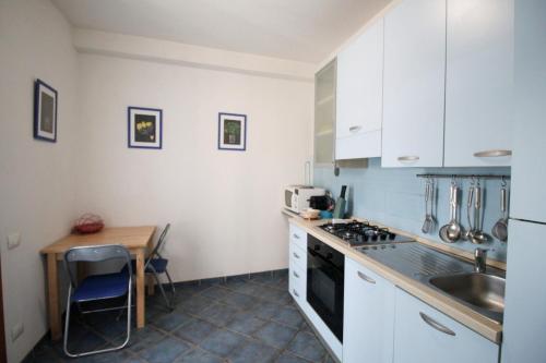 Kuchyň nebo kuchyňský kout v ubytování Easy Flat Sardinia