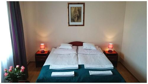 Un pat sau paturi într-o cameră la GoGreen Hotel