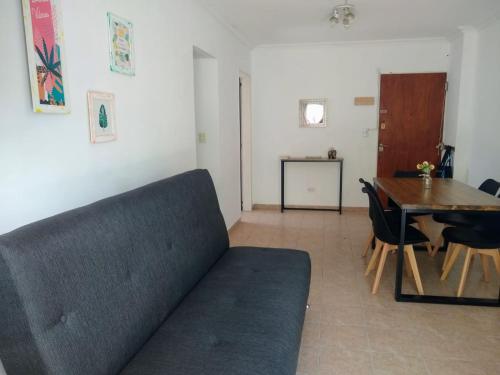 sala de estar con sofá y mesa en Céntrico y amplio apartamento a pasos del metro en Buenos Aires