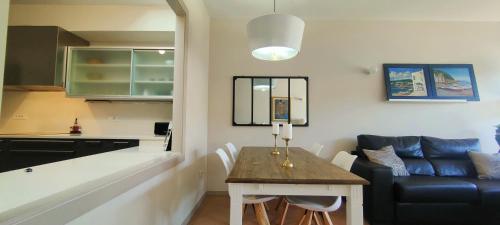 a living room with a table and a couch at Apartamento Mar&Pol in Palafrugell